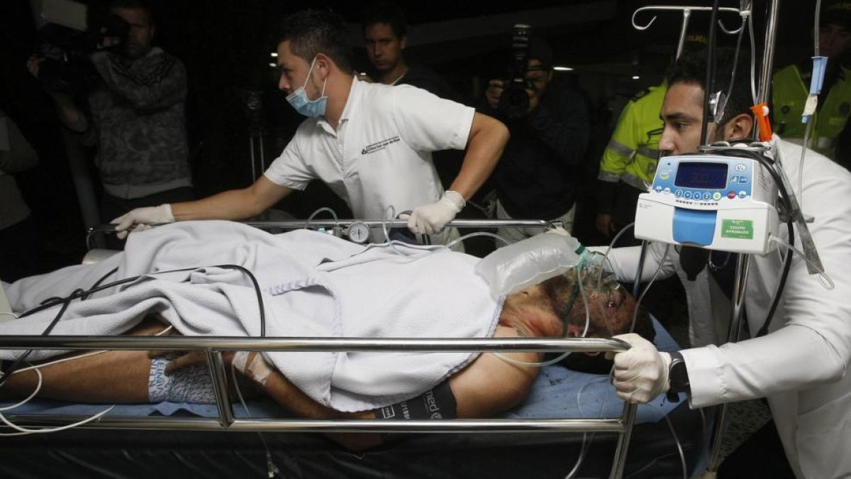 Miembros de la Clínica San Juan de Dios reciben hoy, martes 29 de noviembre de 2016 en La Ceja (Colombia), al jugador del equipo brasileño Chapecoense Alan Ruschel. El futbolista brasileño Alan Ruschel es el primer superviviente del accidente del avión.-LUIS EDUARDO NORIEGA A. / EFE