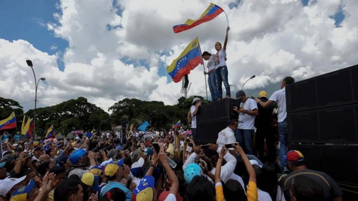 Lilian Tintori, mujer del opositor en prisión Leopoldo López, y la exdiputada María Corina Machado presiden con banderas una prostesta este fin de semana en Caracas.-AFP / JUAN BARRETO