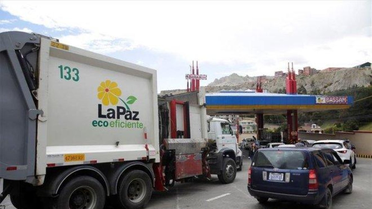 Las gasolineras en Bolivia sufren escasez de combustible.-EFE