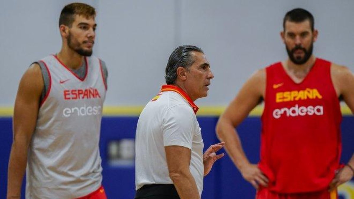 Scariolo da instrucciones a sus jugadores con Willy Hernangómez y Marc Gasol en segundo plano.-ALBERTO NEVADO (FEB)