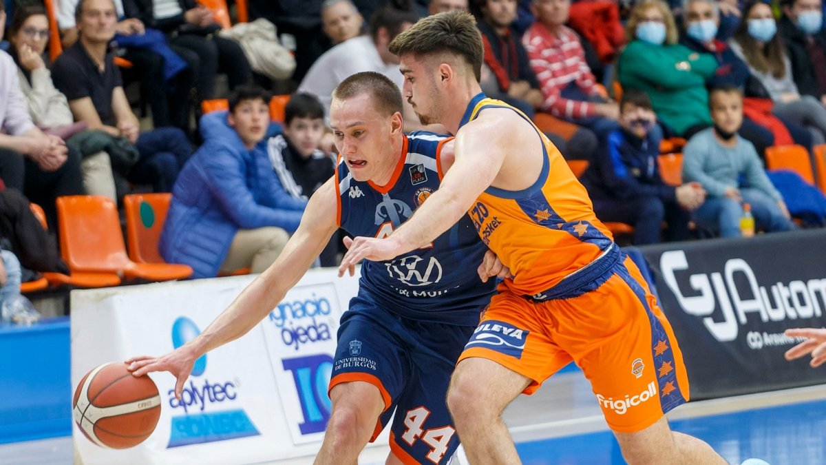 Stümer intenta superar a su par. SANTI OTERO