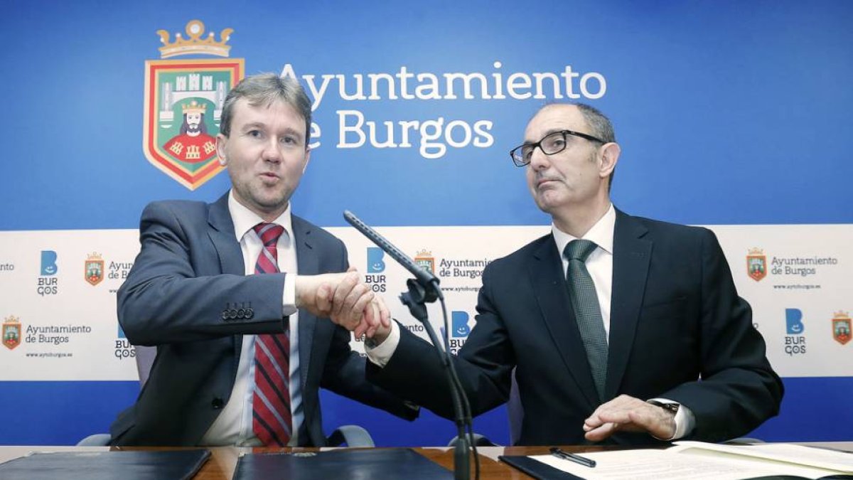 Javier Lacalle y Pedro Pisonero, ayer, tras la firma del convenio para propiciar ayudas a las pequeñas empresas de Burgos.-RAÚL G. OCHOA