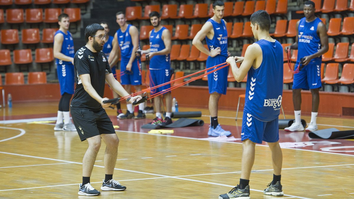El preparador físico, Daniel Hernández, explica al jugador del filial Ángel Infante cómo realizar un ejercicio durante el entrenamiento de ayer. ISRAEL L. MURILLO