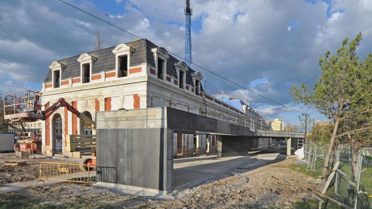 Foto de ayer del estado de las obras de la estación.-ISRAEL L. MURILLO