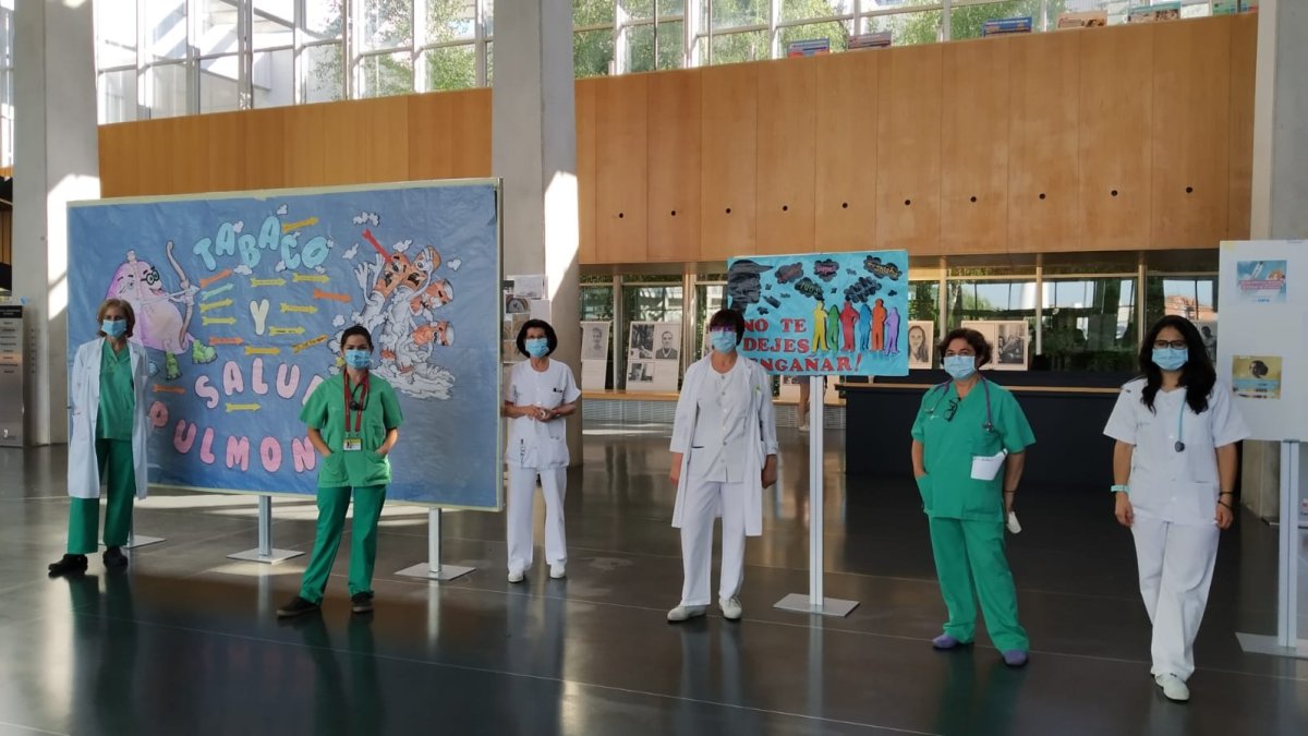 El personal de la Unidad Especializada de Tabaquismo durante la presentación de la campaña en el hall del Hubu. ECB