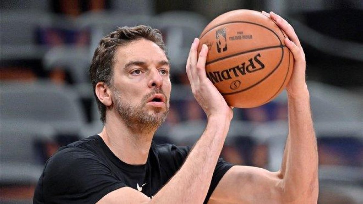Par Gasol, en un calentamiento con los Milwaukee Bucks.-EFE / DARREN ABATE