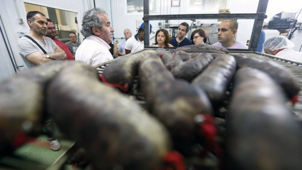 Da Silva durante la clase magistral en la fábrica de Embutidos Cardeña con las morcillas esperando en la repisa.-RAÚL G. OCHOA