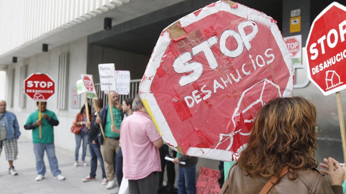 Concentración de la Plataforma de Afectados por la Hipoteca en Burgos. RAÚL G. OCHOA