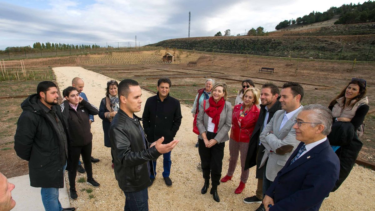Djilali Smain explica a las autoridades políticas el trabajo realizado en los huertos de ocio e Fuente Bermeja. TOMÁS ALONSO