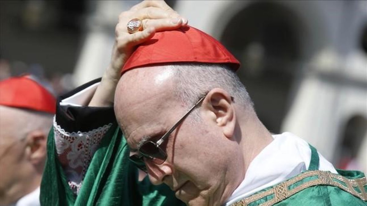 El cardenal Tarcisio Bertone, durante una misa celebrada en junio por el para Francisco en la plaza Vittorio Veneto de Turín.-LUCA BRUNO / AFP