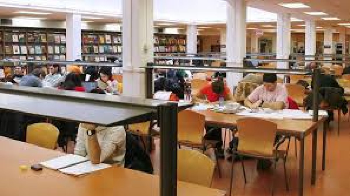 Universitarios en un sala de estudio. ECB