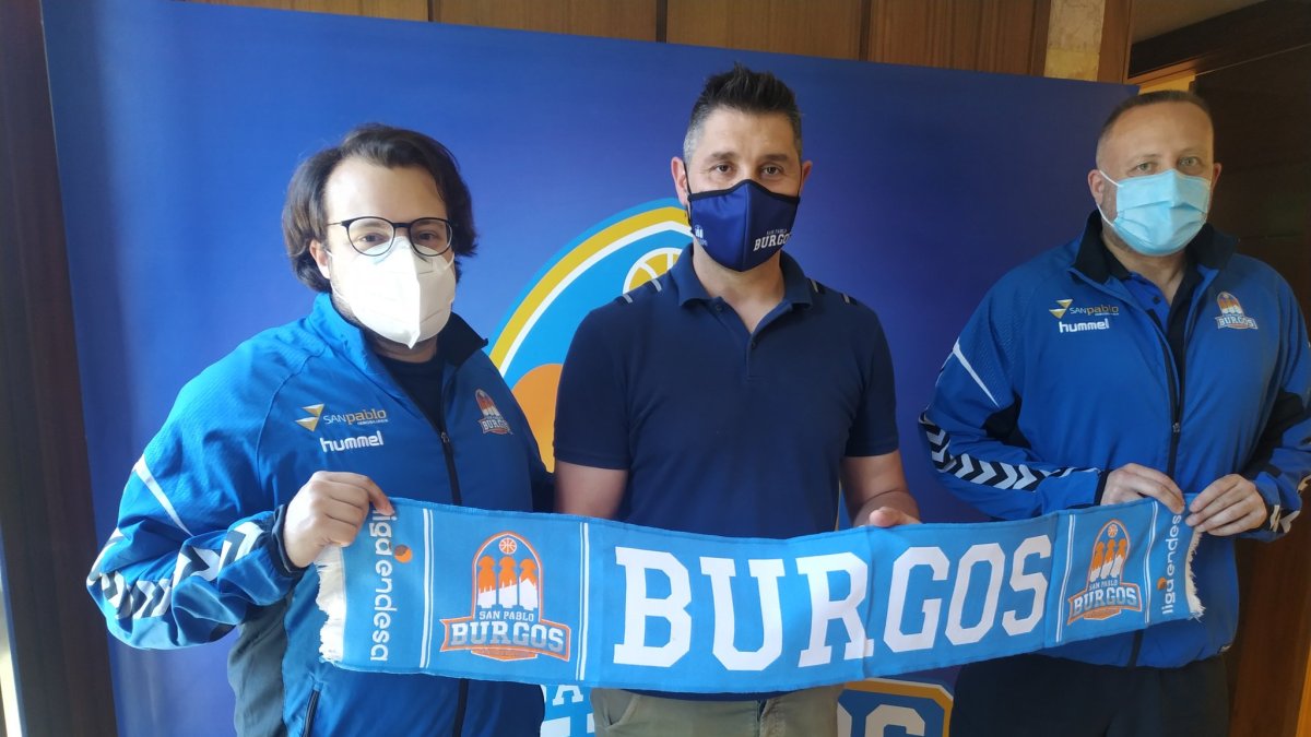 Fran Hernández y Alberto Codeso posan con la bufanda del San Pablo junto al director deportivo, Albano Martínez. / SPB
