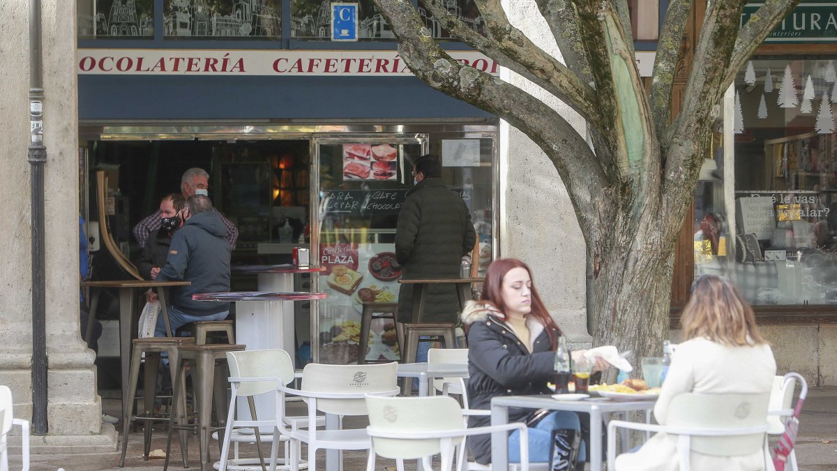 El sector servicios, al caer la temporada alta, es la que mas parados gana.