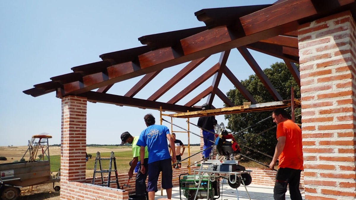 Los vecinos, en especial los jóvenes, se han volcado con el proyecto del mirador. ECB