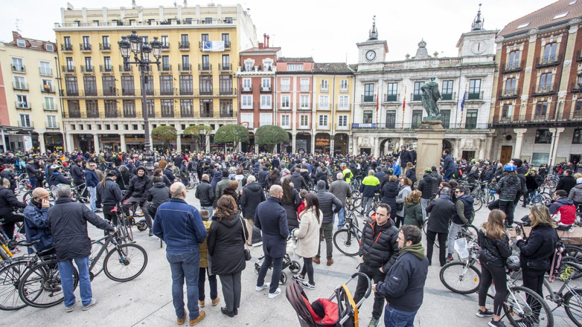 Cientos de ciclistas se manifestaron el domingo contra la ordenanza de Movilidad. SANTI OTERO