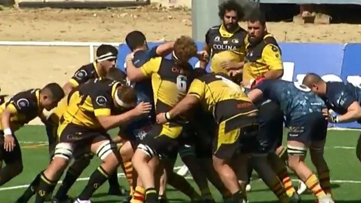Momento en el que el codo del jugador de la Santboiana impacta en la cara de Snyman (dorsal 6).-CAPTURA DE TELEDEPORTE