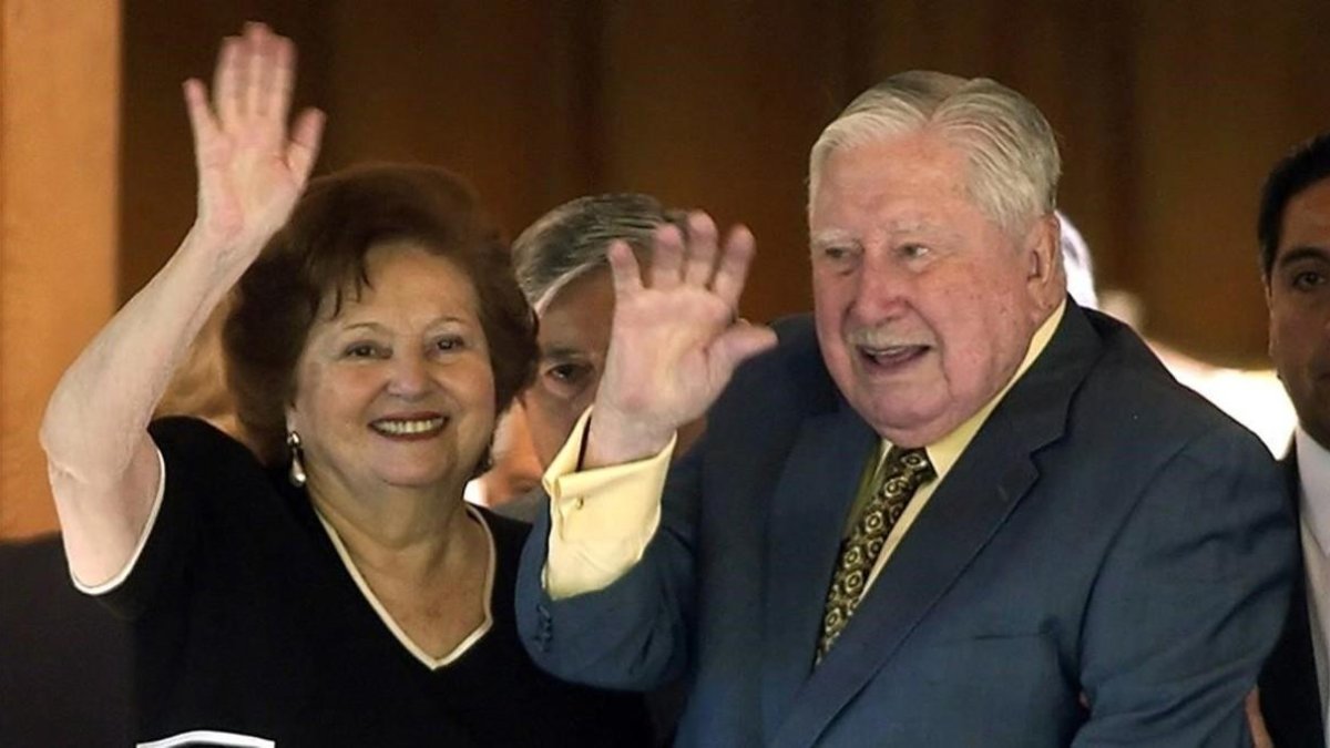 Pinochet y su esposa-EFE / IAN SALAS