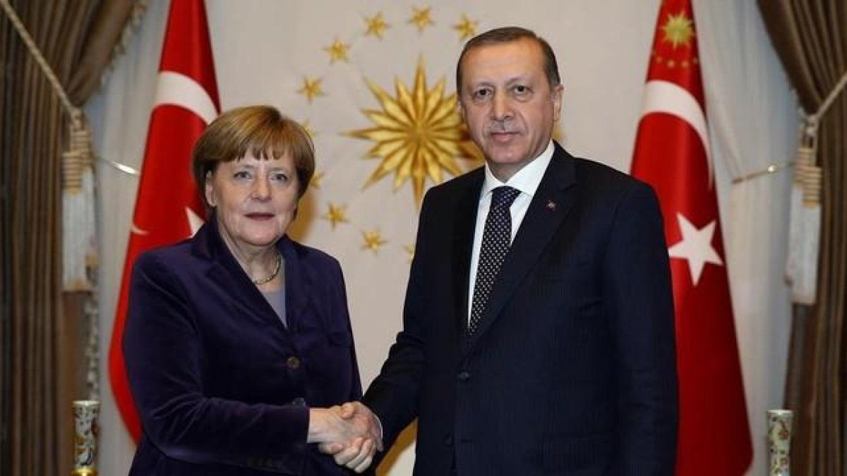 Merkel estrecha la mano del presidente turco, Recep Tayyip Erdogan, en Ankara, este lunes.-AP / YASIN BULBUL