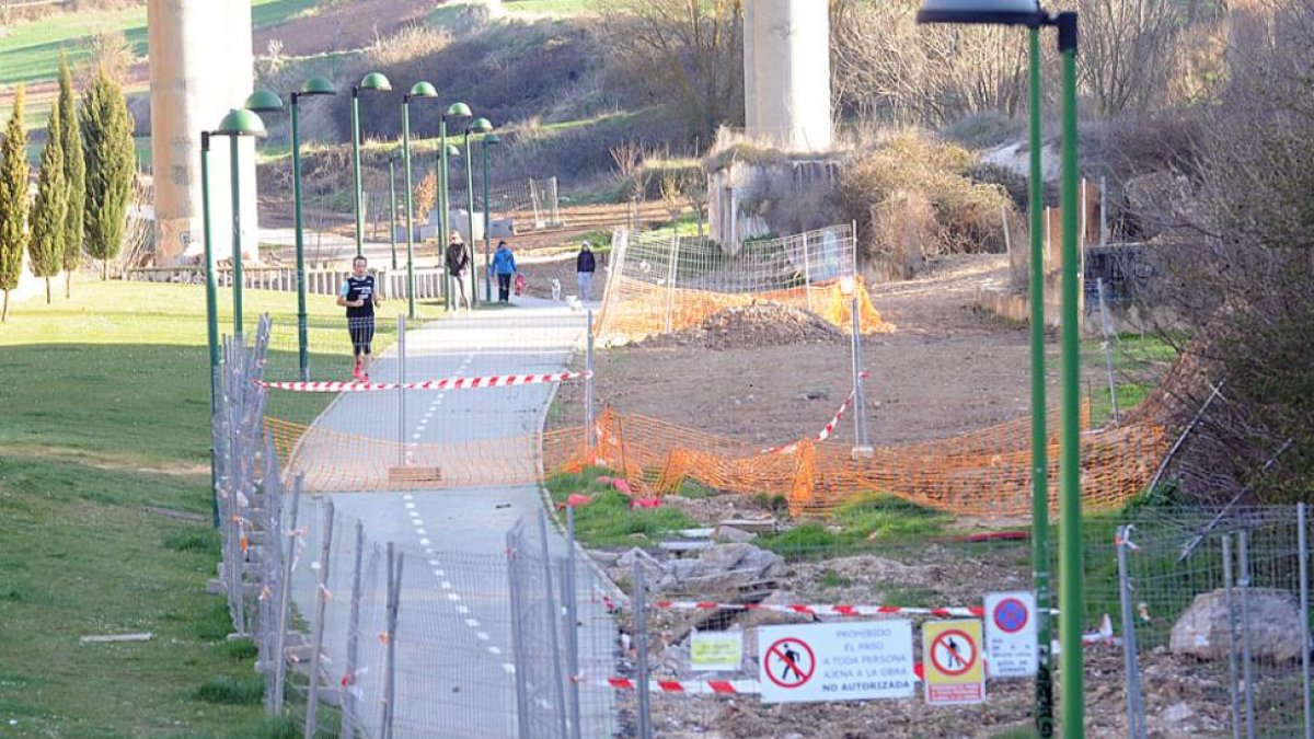 La mejora de la vía verde podría ejecutarse durante este año. En la imagen un tramo en obras.-ISRAEL L. MURILLO