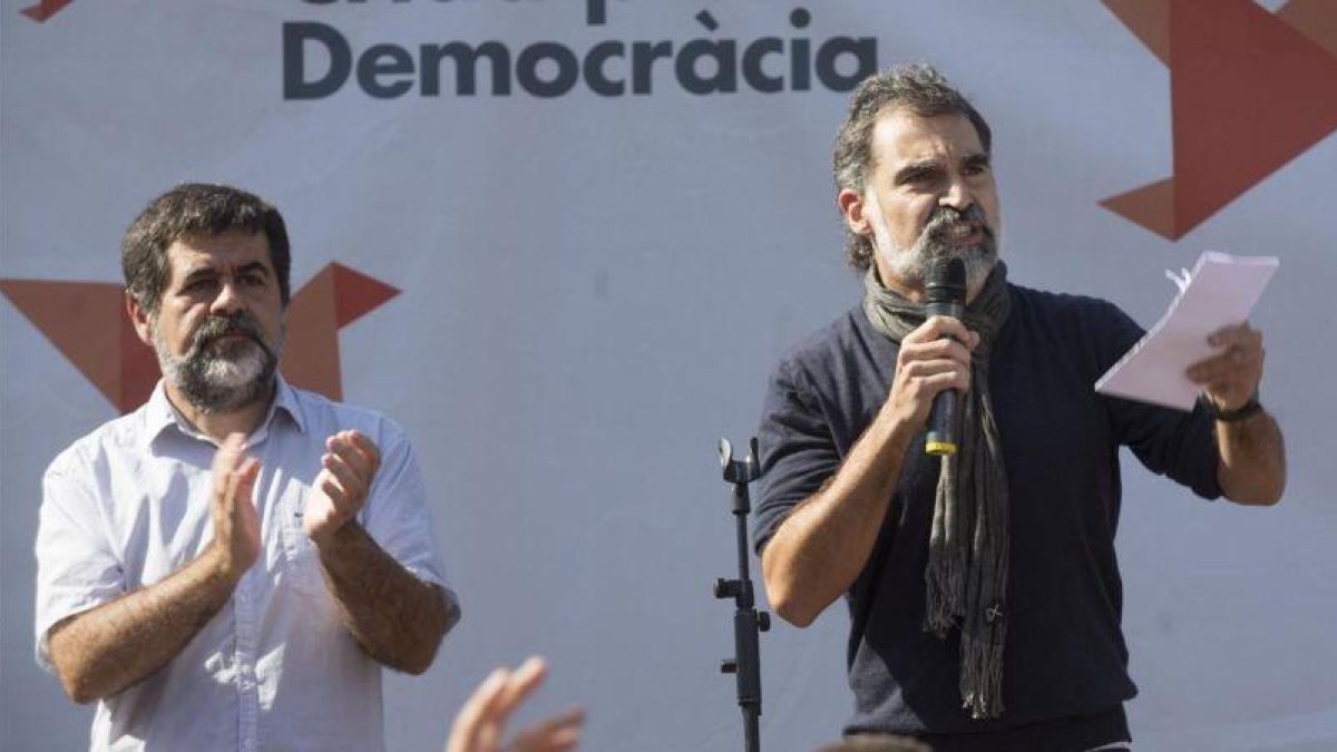 Jordi Sànchez y Jordi Cuixart, en una concentración el pasado 24 de septiembre en Barcelona.-ALBERT BERTRAN