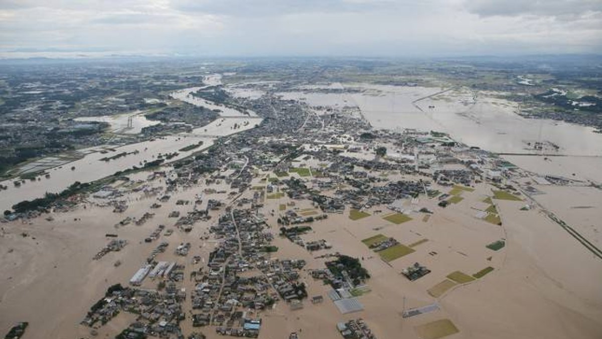 Vista aérea de una zona completamente inundada en Joso, en la prefectura de Ibaraki, cuyos habitantes han tenido que ser evacuados.-Foto: AFP / JIJI PRESS