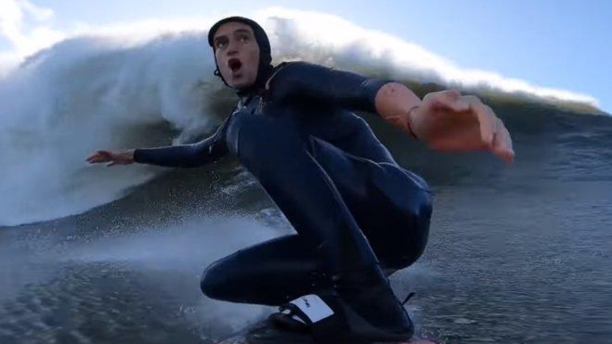 Justin Dupont, en plena acción con la superola en Nazaré.-YOUTUBE