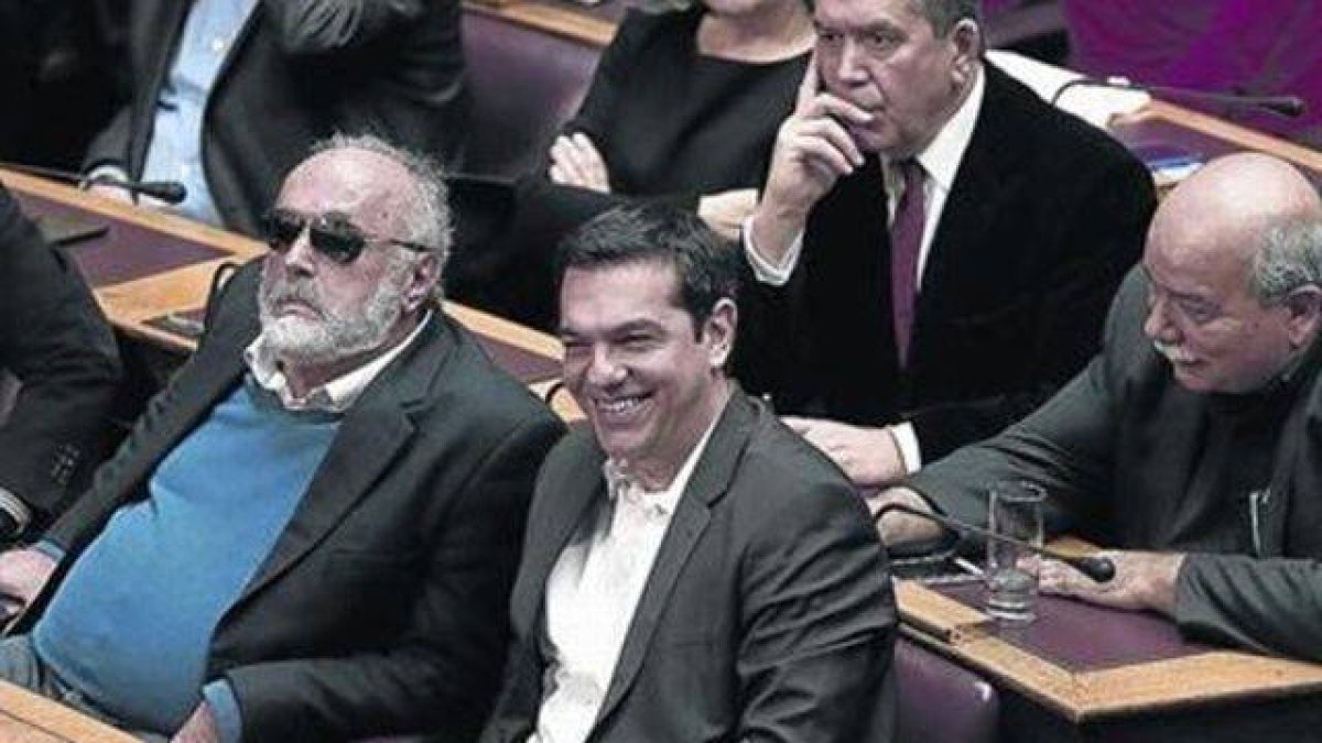 Alexis Tsipras, el líder de Syriza, sonríe en una sesión del Parlamento griego, el pasado 29 de diciembre.-REUTERS / ALKIS KONSTANTINIDIS