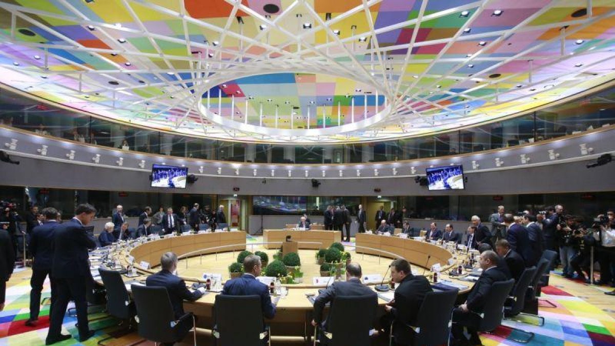 Vista general de los líderes de la Unión Europea (UE) reunidos durante el segundo día de la cumbre de primavera que se celebra en Bruselas.-OLIVIER HOSLET / EFE