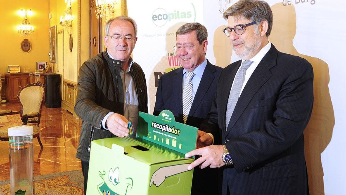 Carretón (i), Pérez (c) y Rico (d) posan con uno de los modelos de contenedores usados para la recogida de pilas.-I. L.M.