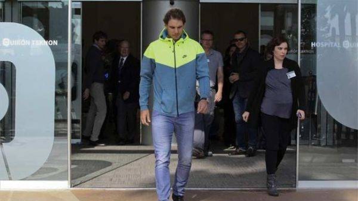 Nadal, a la salida del hospital esta mañana.-Foto: VALENTÍ ENRICH