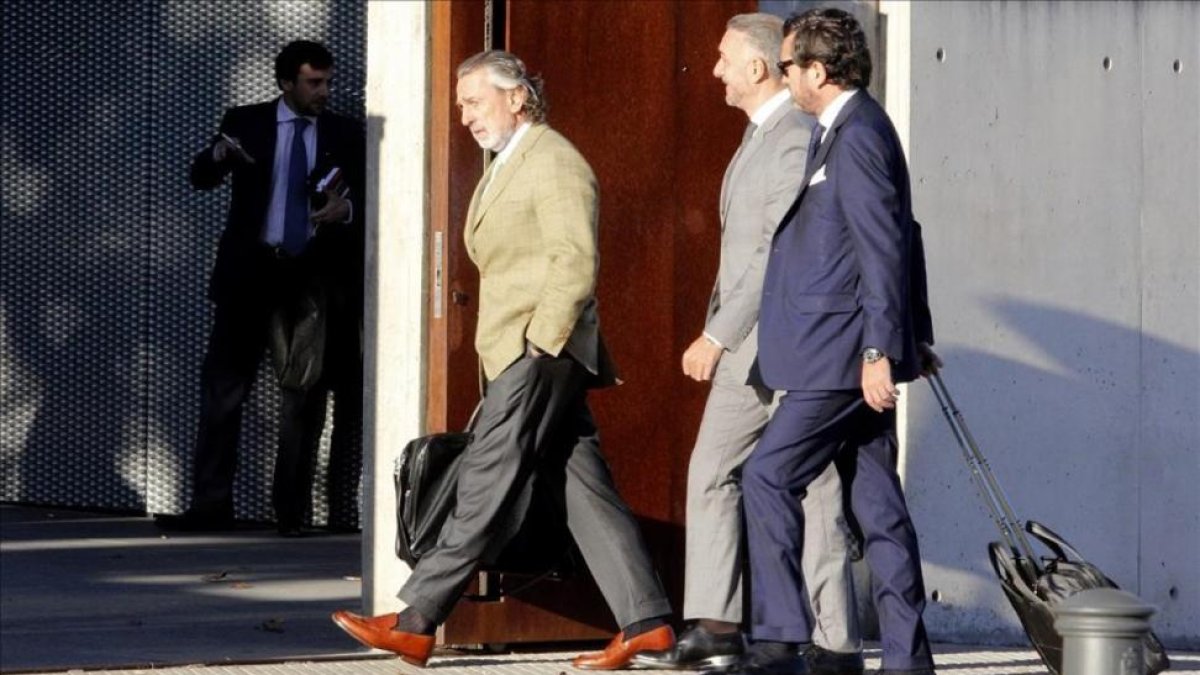 Francisco Correa y varios abogados del 'caso Gürtel' a su llegada a la sede de la Audiencia Nacional en San Fernando-JUAN MANUEL PRATS