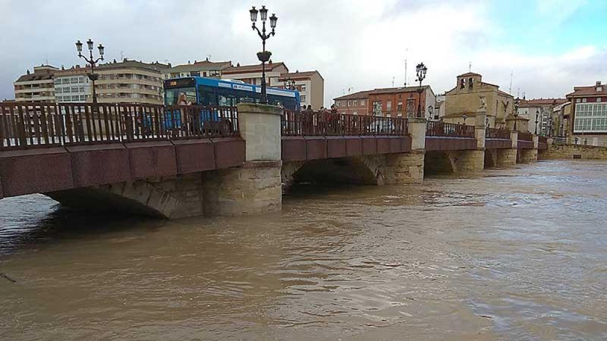 El río Ebro fue descendiendo poco a poco su caudal mientras los operarios municipales analizaban los daños.-MARCO REMÓN