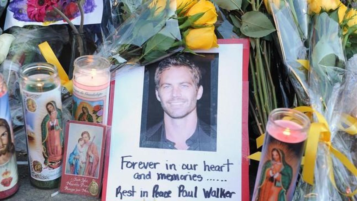Los fans del actor Paul Walker le rinden homenaje en el lugar donde se produjo el accidente mortal, en Santa Clarita (California), el pasado 29 de septiembre.-AP / ROBYN BECK