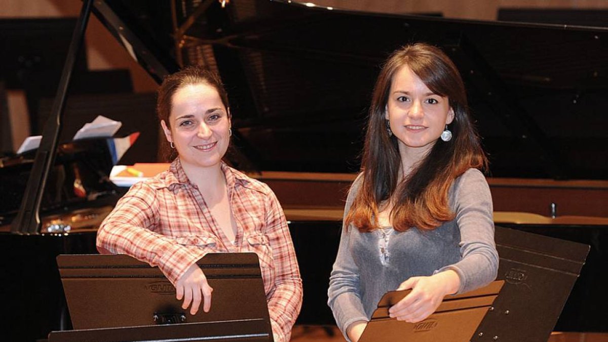 La pianista Natalia González Saiz (i.) y la soprano Alicia Amo, ayer, en el descanso de un ensayo del concierto que darán hoy en el Conservatorio.-Israel L. Murillo