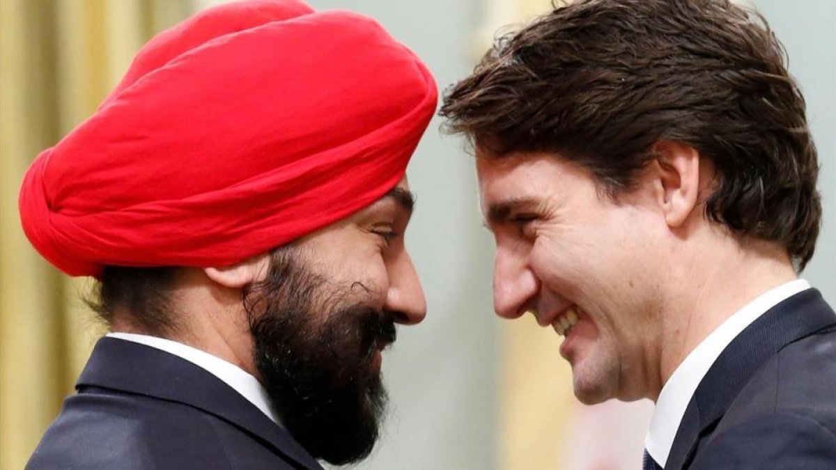 Imagen de archivo del primer ministro canadiense, Justin Trudeau, y el ministro de Innovación, Ciencia y Desarrollo Económico, Navdeep Bains.-CHRIS WATTIE (AFP)