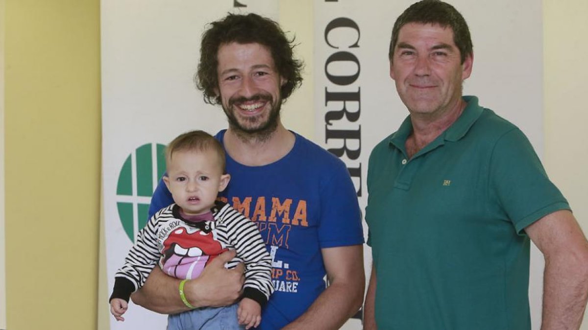 Diego Martín, con su hija Iria en brazos, y Juanjo Gandía, son miembros del movimiento Slow Food en Burgos.-RAÚL G. OCHOA