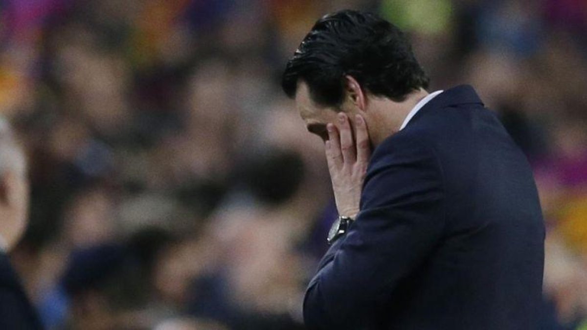 Unai Emery se lamenta al finalizar el partido.-AP / MANU FERNÁNDEZ