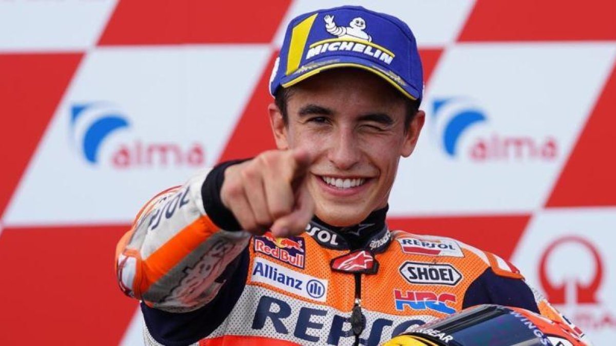 El catalán Marc Márquez (Honda), le guiña el ojo y señala a todo su equipo desde lo alto del podio de Sachsenring.-ALEJANDRO CERESUELA