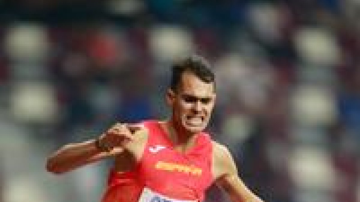 Dani Arce salta un obstáculo en Doha-RFEA