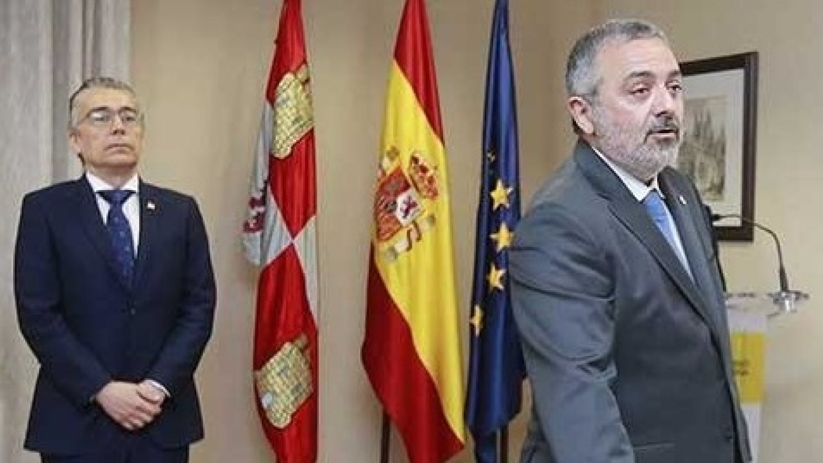 El delegado territorial de la Junta en Burgos, Roberto Saiz, y el subdelegado del Gobierno, Pedro de la Fuente, en una imagen de archivo. RAÚL G. OCHOA