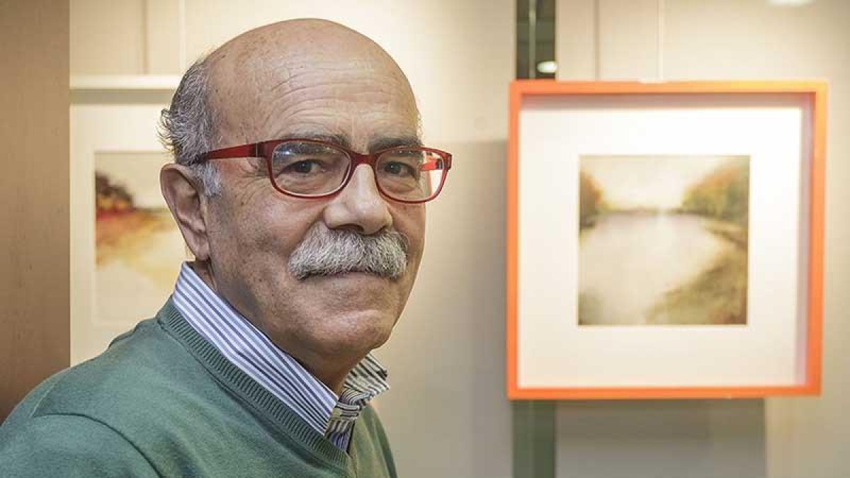 Francisco Javier Rodríguez Roldán, junto a una de las pinturas que componen la colección.-Santi Otero