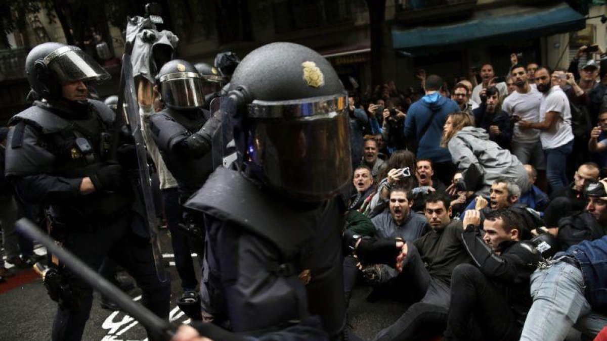 Carga policial en Barcelona el 1-O.-AP / MANU FERNÁNDEZ
