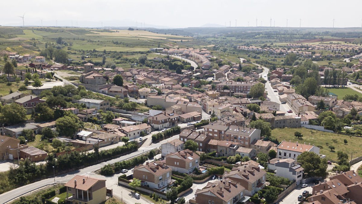 Panorámica a vista de pájaro del casco urbano de la localidad de CardeñadijO. I. L.