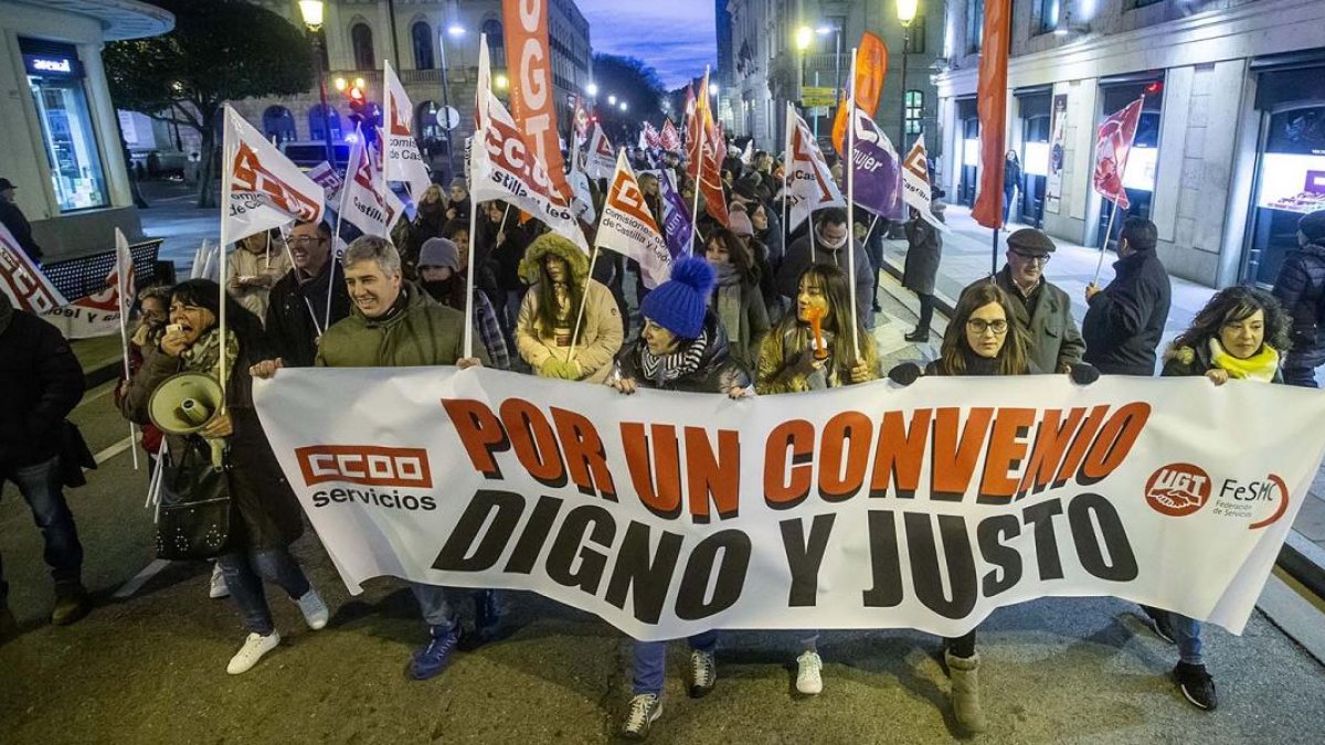 Más de un centenar de empleados de comercios burgaleses desfilaron ayer por la calle Vitoria para expresar su descontento con la patronal y dejar claro que irán a la huelga.-SANTI OTERO