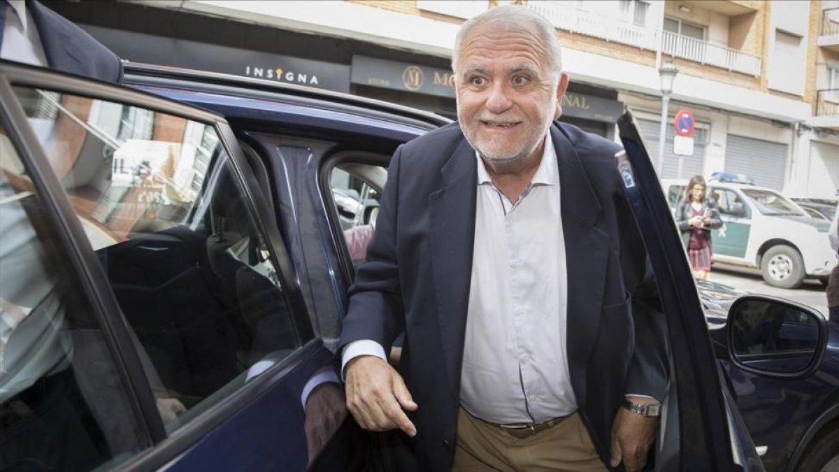 El expresidente de las Corts Juan Cotino, a su llegada al cuartel de la Guardia Civil, este jueves.-/ MIGUEL LORENZO
