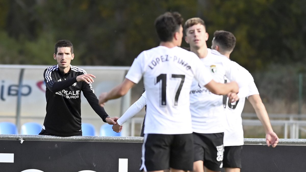 Álex Albistegui dirigió el partido desde la valla de Castañares