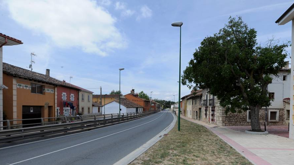 Vista de la calle de Castañares por la que discurre la N- 120.-ISRAEL L. MURILLO