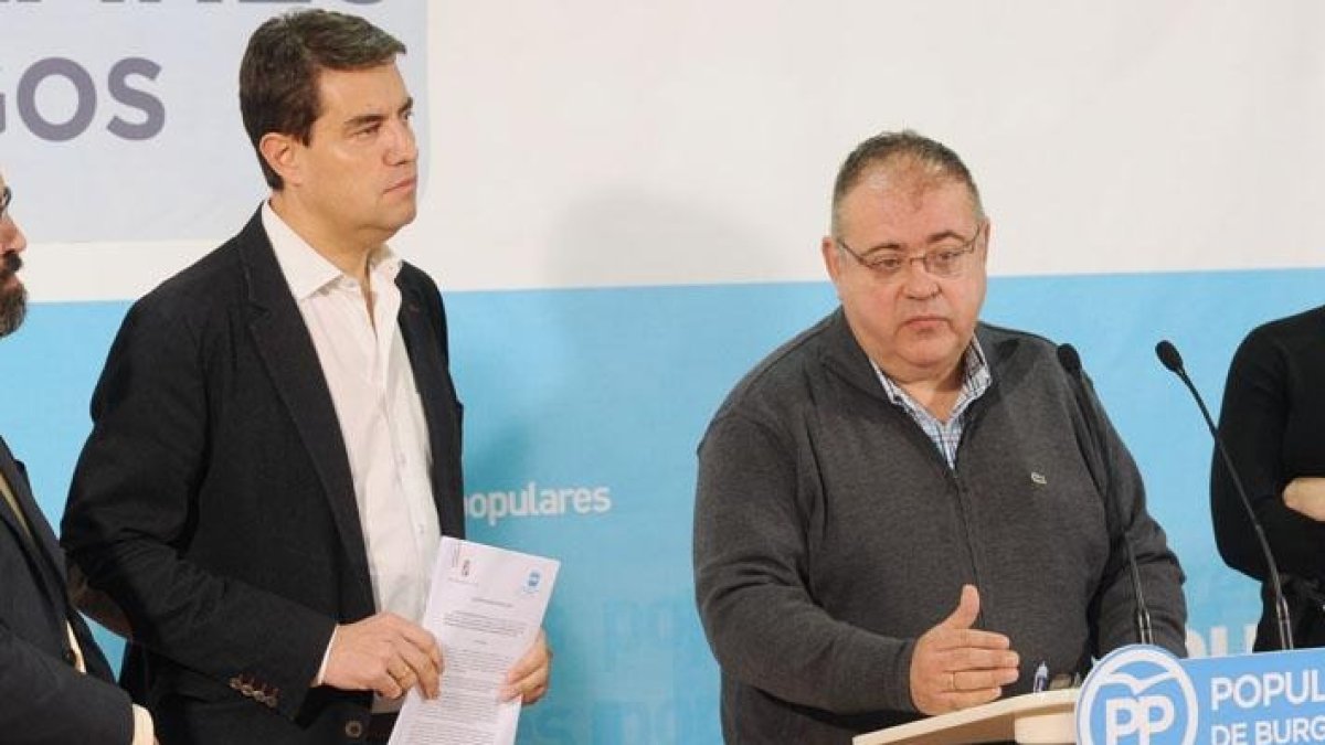Alejandro Vázquez junto al consejero de Presidencia, Ángel Ibáñez, y los directores generales de la Junta de Relaciones Institucionales, Máximo López, y Protección Civil, Irene Cortés.