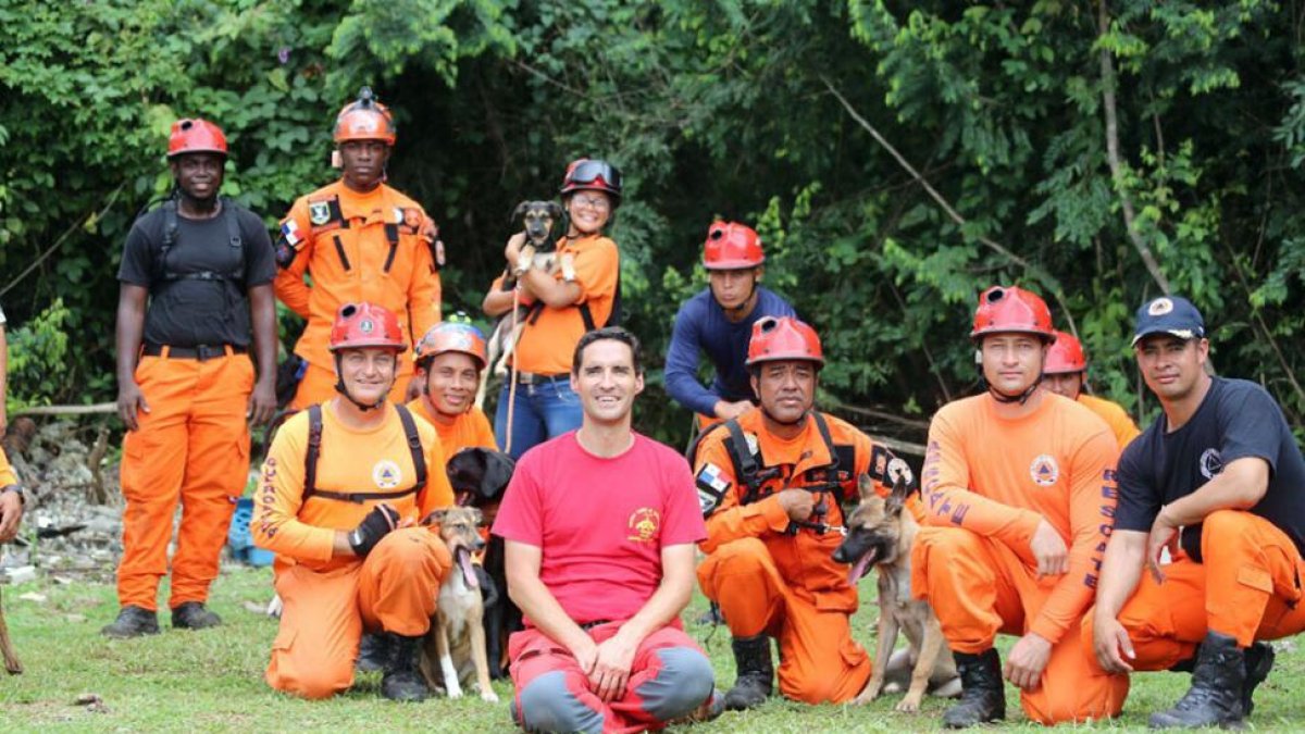 Álvaro Martínez (de rojo) imparte un curso de formación para los guías caninos de la Unidad Canina del Sistema Nacional de Protección Civil de Panamá.-ICAL