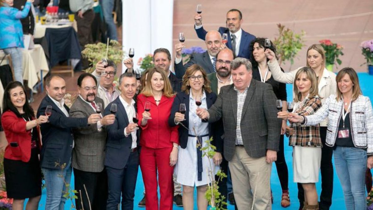 Las autoridades se sumaron al popular brindis con que la DO Ribera del Duero se sumó a la conmemoración del II Día Movimiento Vino.-ICAL